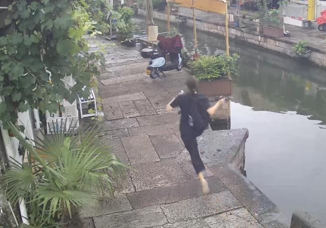 俄羅斯留學(xué)生跳河救落水阿姨 英勇行為獲贊