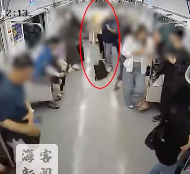 韩国首尔地铁纵火案监控曝光 孕妇跌倒众人惊慌逃离