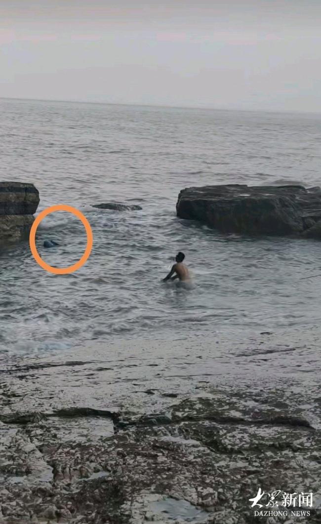 游客失足落入海中軍人救人
