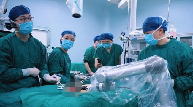 全球首例腰上种牙移植术成功 机器人辅助创新手术