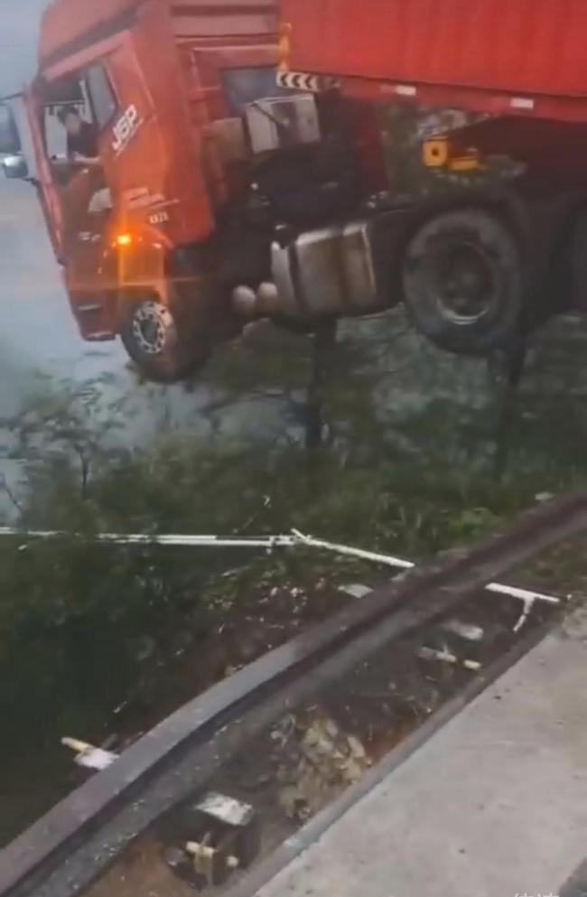 厦蓉高速桥垮塌卡车司机获救 无人员伤亡