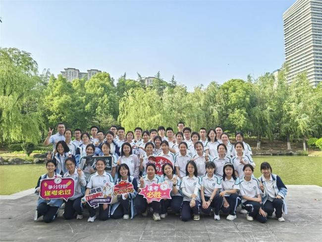一班三個高分屏蔽考生，查到成績班主任嘴角壓不住了鼓掌狂喜