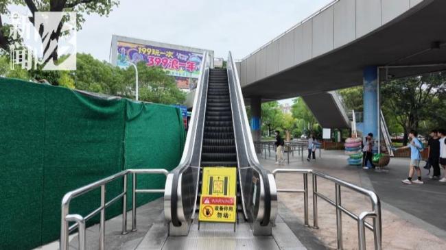 上海一乐园外电梯长期停运 游客爬楼梯苦不堪言