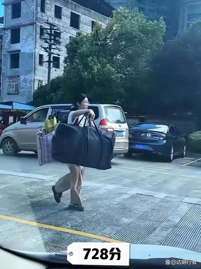 高考成绩公布 扁担女孩成绩受关注