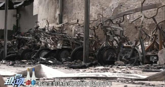 巷內(nèi)電動車著火吃夜宵男子沖進(jìn)火場
