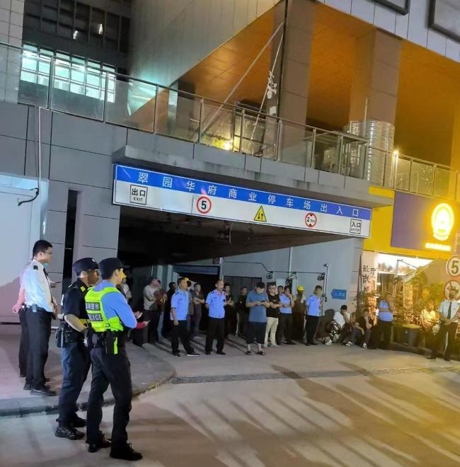 深圳一小區(qū)多名保安持械打傷業(yè)主 地下停車場沖突引發(fā)關(guān)注