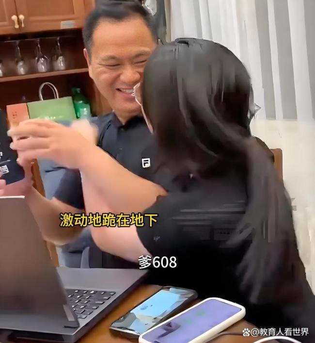 女生高考724分爸爸激動(dòng)到尖叫 查分名場(chǎng)面觸動(dòng)人心