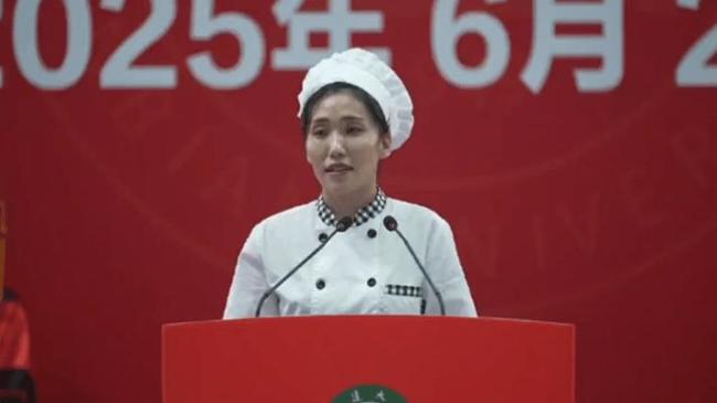 毕业典礼火出圈的食堂阿姨找到了 温情嘱托感动学子