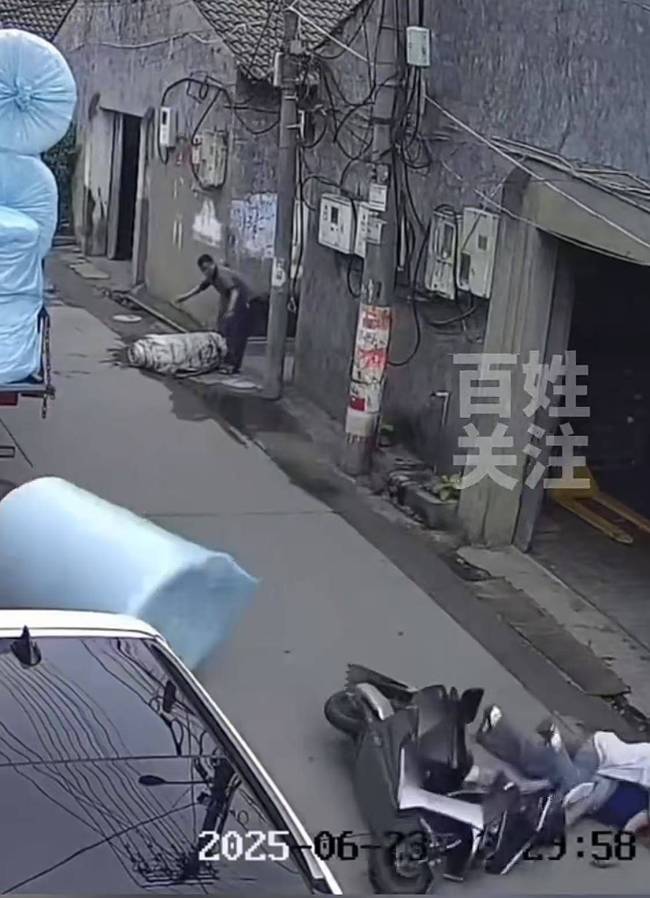 監(jiān)控：2人騎電動車經(jīng)過被掉落貨物砸倒