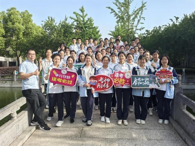 一班三個(gè)高分屏蔽考生，查到成績(jī)班主任嘴角壓不住了鼓掌狂喜