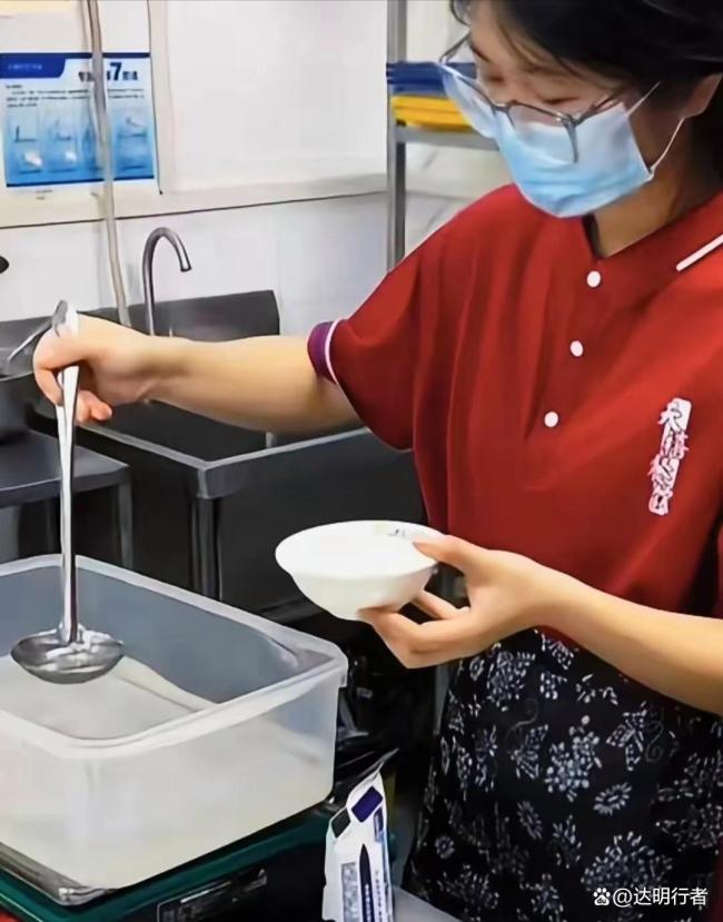 高考成绩公布 扁担女孩成绩受关注 担当比分数更耀眼