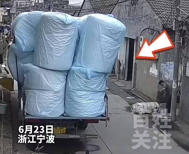 监控：2人骑电动车经过被掉落货物砸倒