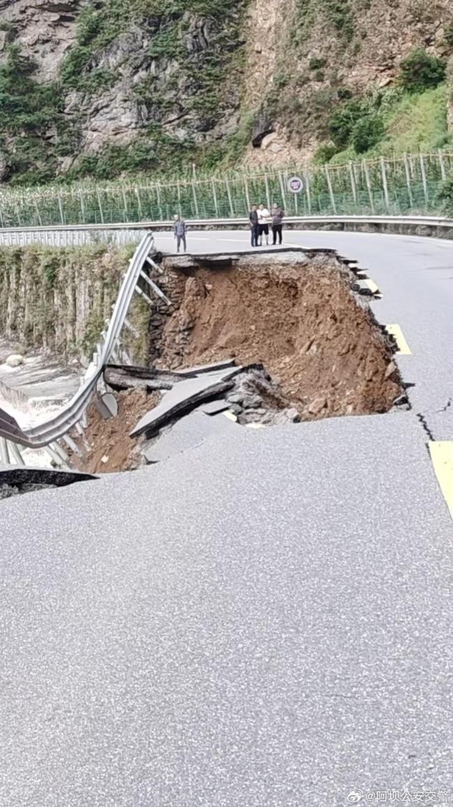 水流沖垮國道路基 四川茂縣213線交通管制