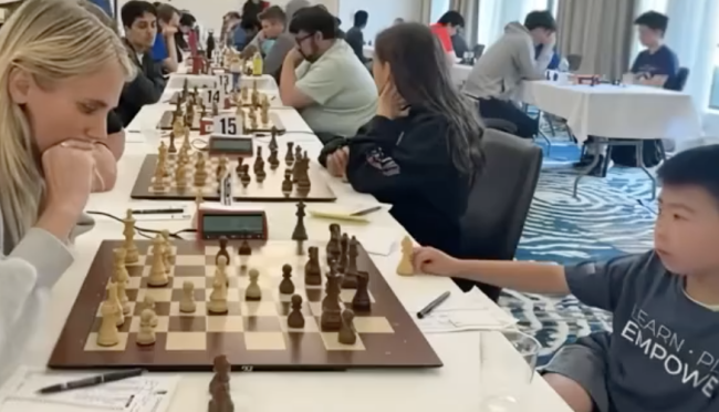 外国女生国际象棋赛遇到中国小孩哥：一个眉头紧锁 一个悠闲自在！
