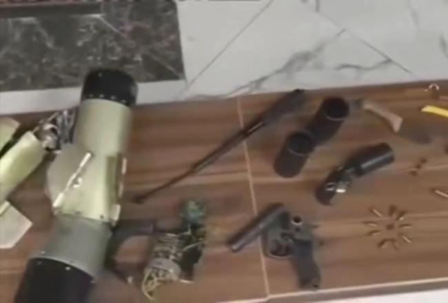伊朗展示被捕摩萨德破坏小组武器！