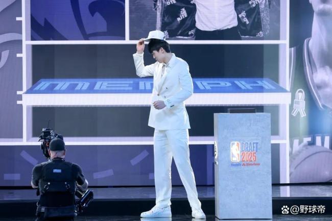 媒体：杨瀚森成今年NBA选秀最大黑马 青岛队怎么办？