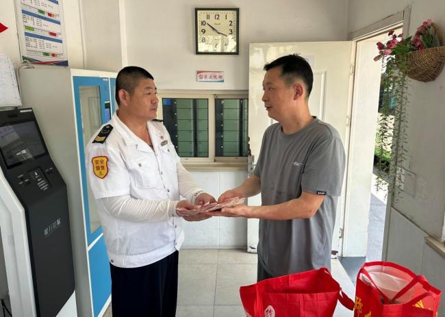 男子遺失2萬手術費10分鐘失而復得 退役軍人公交司機拾金不昧,！