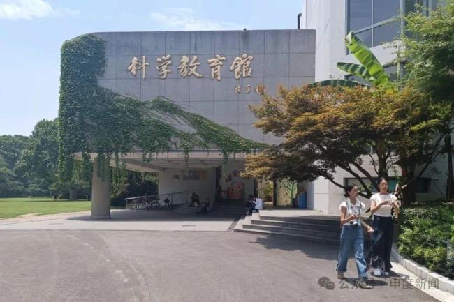 游客夫妻在展馆给婴儿喝奶瓶被赶 规则与人情的碰撞