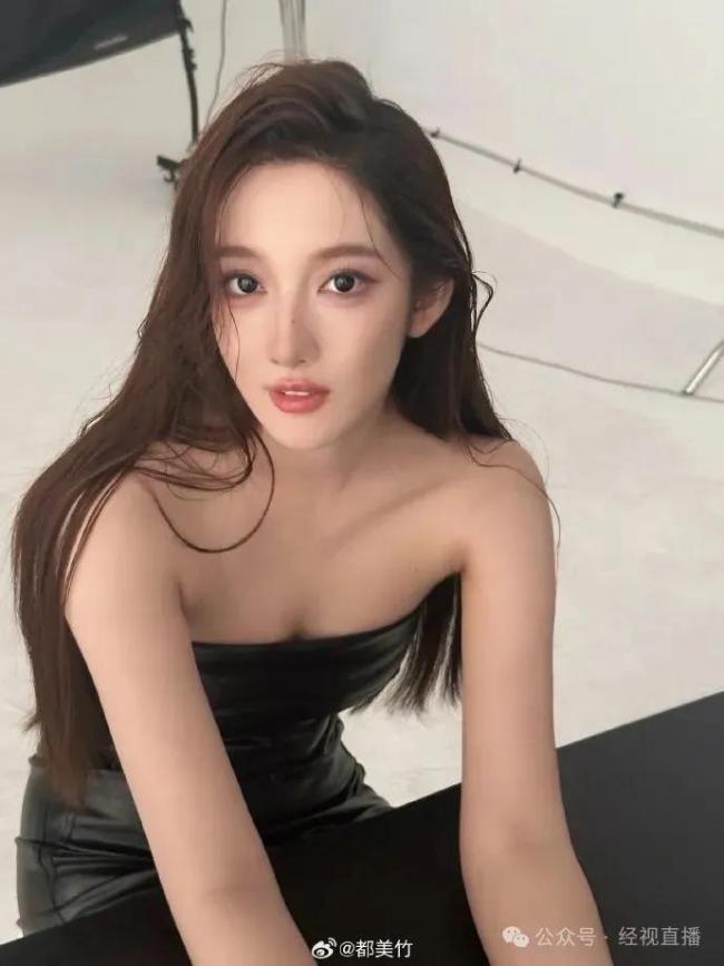 单亲妈妈控诉都美竹：诱骗20万！事件引发网络热议