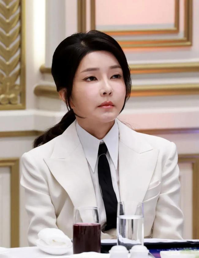 尹锡悦每天去医院照顾金建希 妻子病情恶化牵动人心