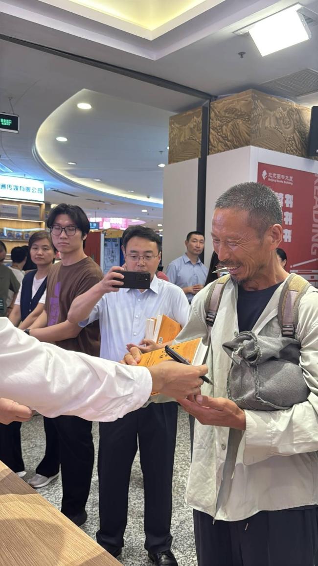 近60岁建筑工人参加陈行甲读书会 温情互动感动网友