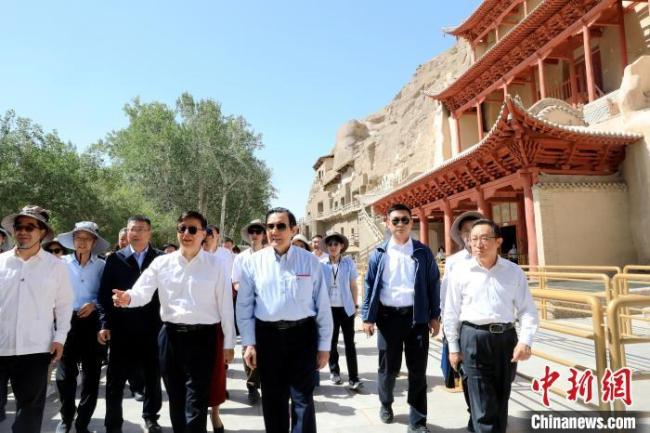 馬英九參觀莫高窟 民眾用普通話和閩南話高喊“兩岸統(tǒng)一”“臺(tái)灣要回來(lái)”,。