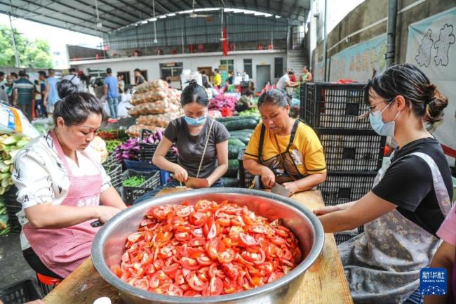榕江村民帶菜刀集合為救援人員做飯 齊心協(xié)力暖人心