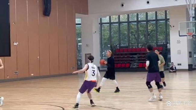 蔡徐坤篮球梗自己cue自己 自嘲展现成长