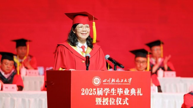 27位大學(xué)校長(zhǎng)的畢業(yè)寄語(yǔ) 青春?jiǎn)⒑叫抡鞒?/></p><p>四川旅游學(xué)院校長(zhǎng)王川提醒學(xué)生們走出校園后不忘善良、懂得謙遜,，少一點(diǎn)“我執(zhí)”,，多一點(diǎn)敬畏。學(xué)會(huì)守拙,，面對(duì)職場(chǎng)的急流時(shí)積蓄力量,，待時(shí)機(jī)成熟時(shí)乘風(fēng)而起。保持好奇,，勇往直前,，告別舊我，追求新我,，締造更好的自己,。在這個(gè)充滿變革的時(shí)代，既要腳踏實(shí)地筑牢安身之本,，更要仰望星空追尋立命之道。</p><p class=