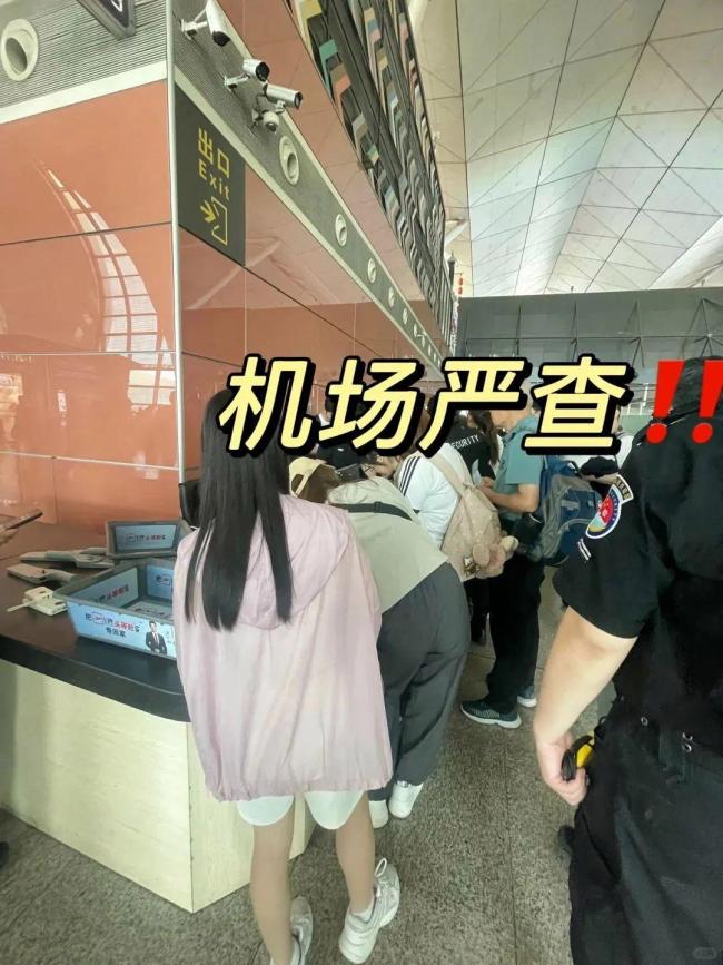 成筐充电宝被拦有人当场崩溃 新规引发热议