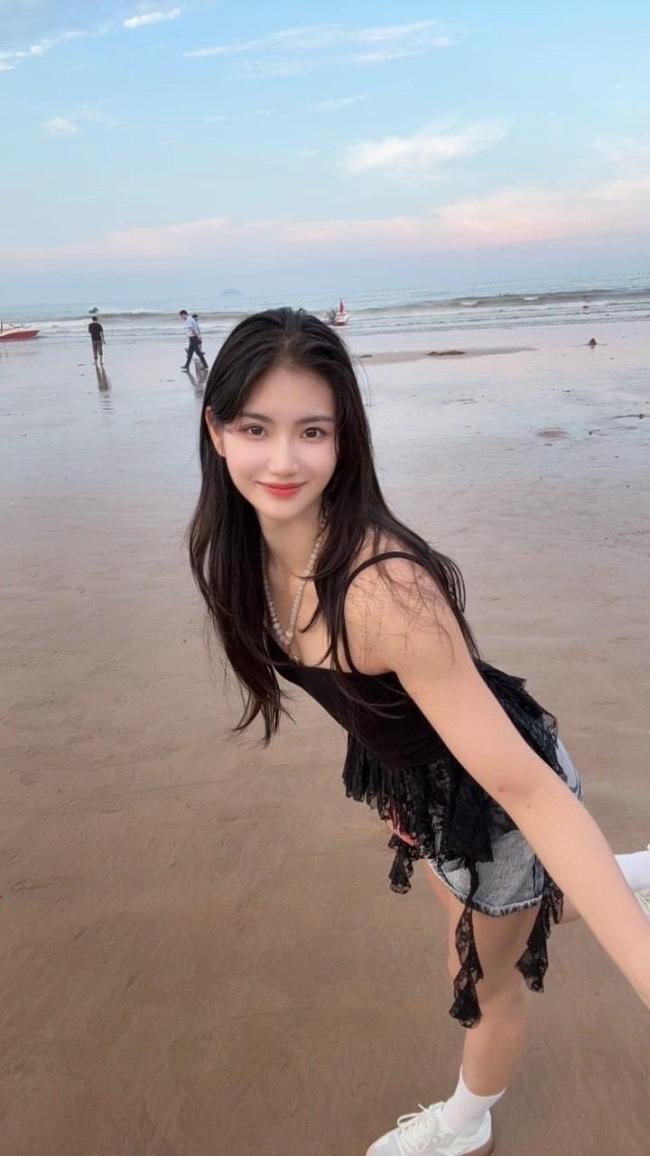 夏思凝曬多張海邊度假照 快樂至上