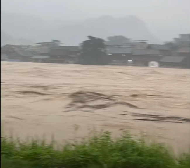 强降雨致贵州榕江苗寨民房被冲走