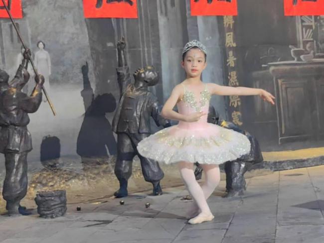 成都街頭小學(xué)生義演為榕江募捐 愛(ài)心匯聚力量