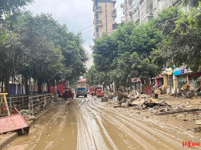榕江二次洪水過后又開始清理淤泥了 災(zāi)后重建持續(xù)進(jìn)行
