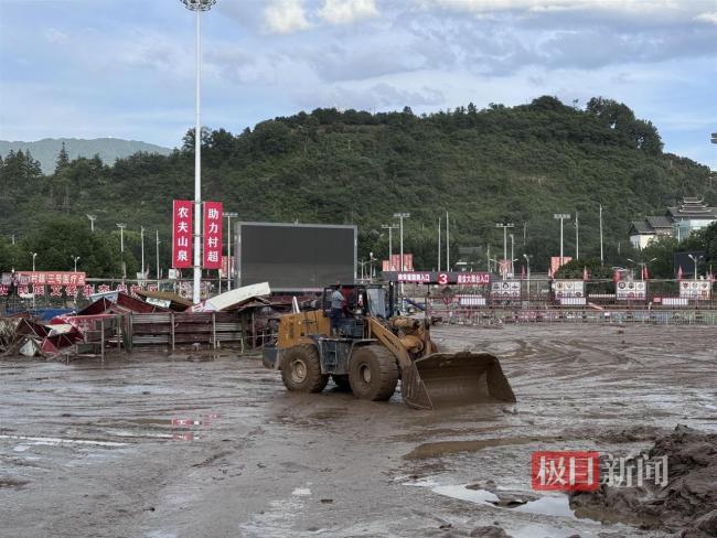 榕江洪灾清淤现场到处是足球 村超球场受损严重