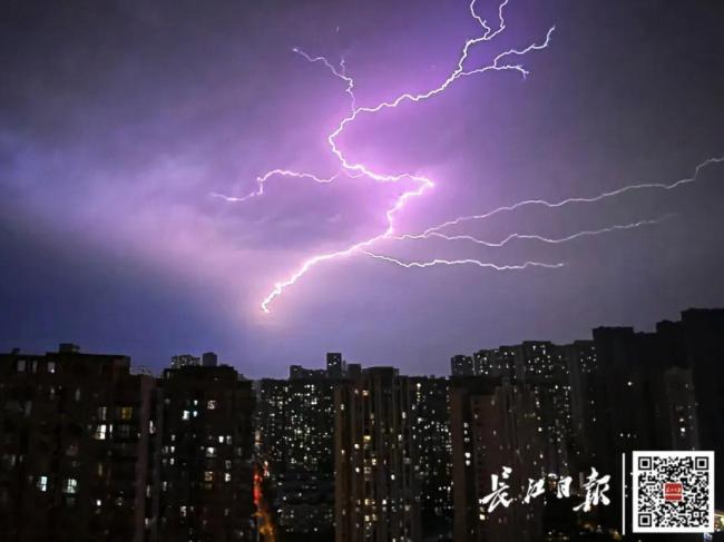 武漢上空出現(xiàn)雨幡奇觀 航拍視角展現(xiàn)壯觀景象