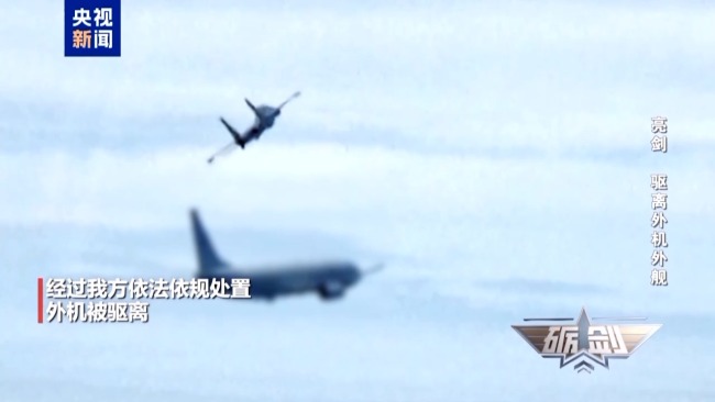 雙機(jī)起飛、平行卡位,，殲-16霸氣驅(qū)離外機(jī),！