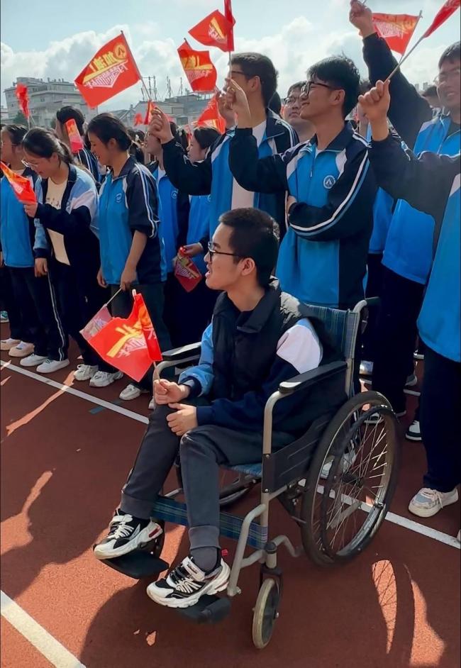 云南“肌无力”少年高考物理类624分 12年风雨无阻背子求学