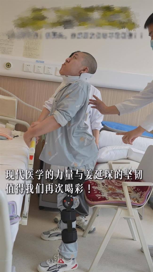 00后“折疊男孩”4次手術(shù)后終能直立