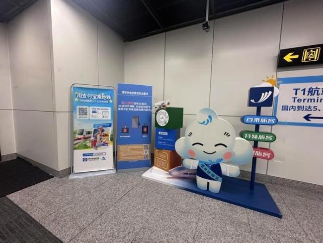 济南机场“随处可见”新规提醒：即日起携带不合规充电宝禁止乘坐境内航班