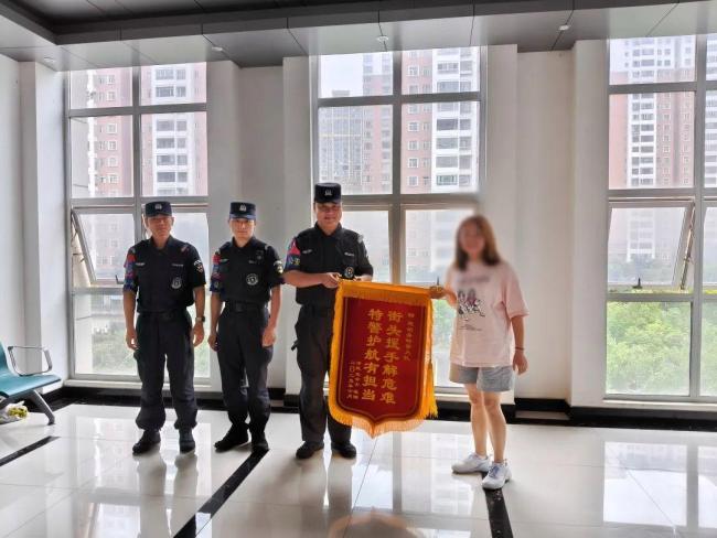 5岁女孩街头敲警车求助 母女获特警及时援助
