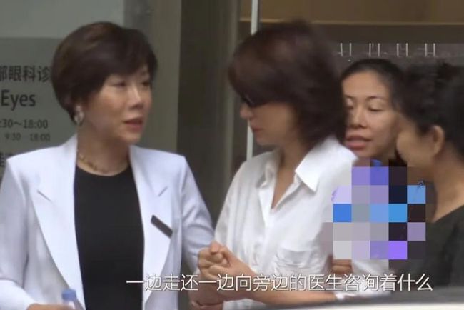 董卿現(xiàn)身眼科診所就醫(yī) 視力問題引關(guān)注