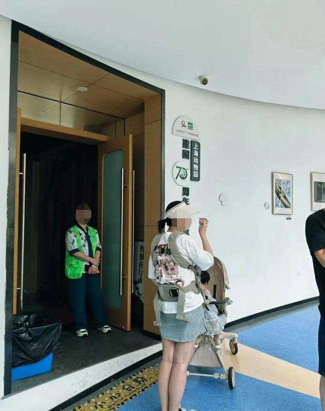 上海动物园回应婴儿展馆内喝奶被赶 母婴设施争议再起