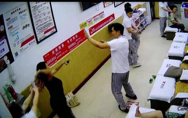 長沙一女子修腳與技師發(fā)生爭執(zhí)被打 因服務(wù)未完成引發(fā)沖突