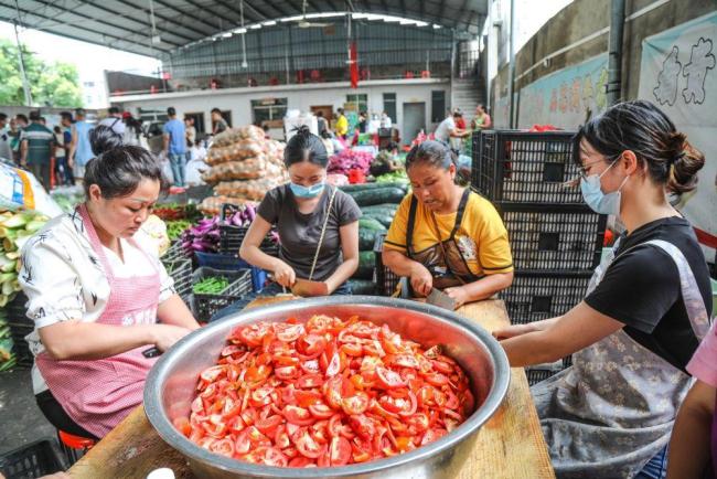 村民连夜摘菜为救援人员做饭 温暖的灶台前支援