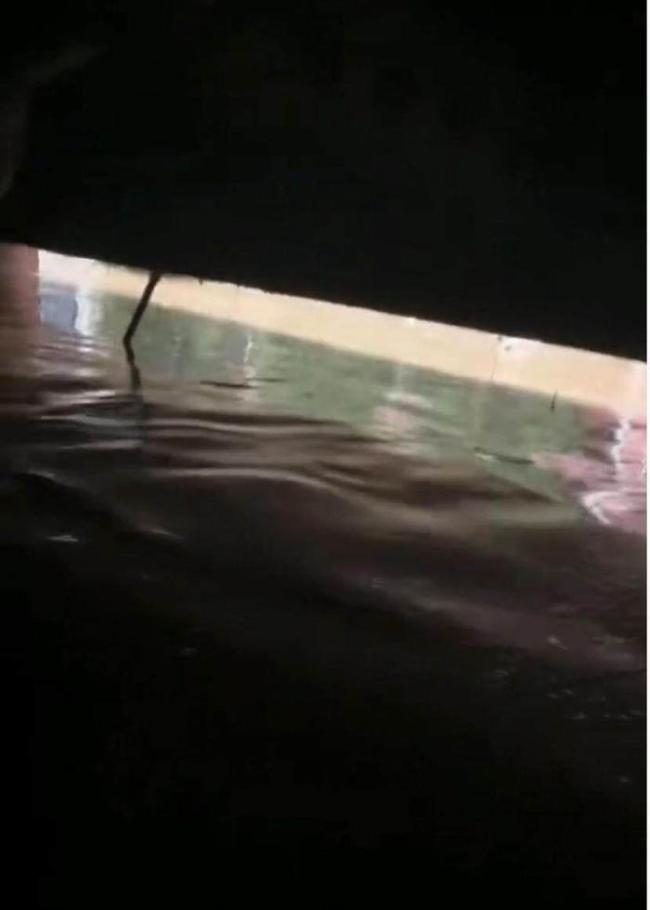 被洪水沖進(jìn)車庫(kù)自救成功女子發(fā)聲,，靠游泳逃生