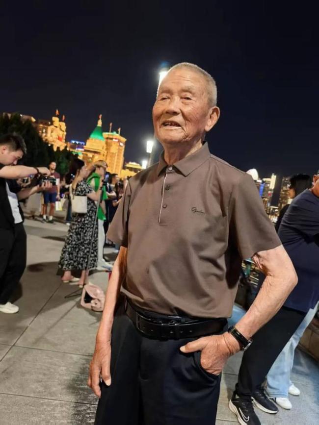 63歲兒子帶103歲養(yǎng)父周游全國(guó) 孝心鋪就萬(wàn)里旅程