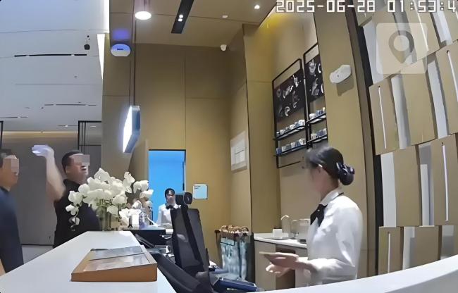 男子酒后用水瓶砸俩前台女员工！