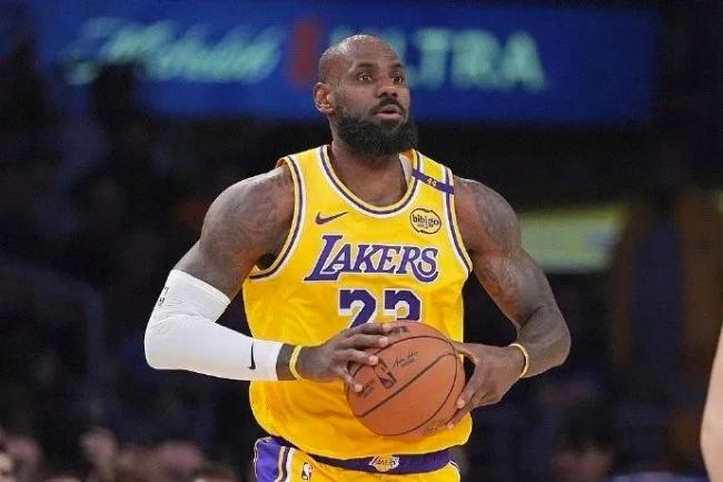 詹姆斯执行球员选项留在湖人 刷新NBA最长生涯纪录