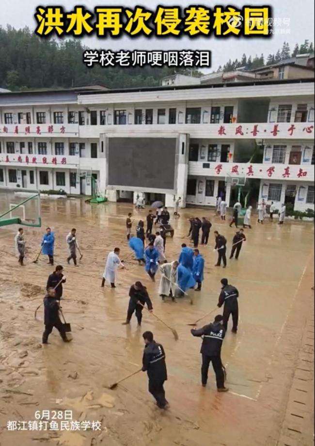 遭洪水3次侵袭小学教学设备被冲走 全校紧急清淤重建